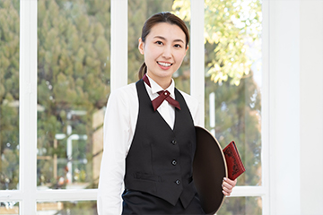 ゴルフ場でのホールスタッフ（配膳）