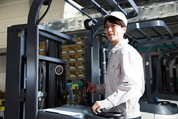 フォークを使っての製品の運搬作業