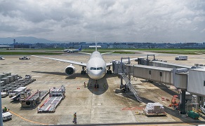 関西国際空港内　機内食積み込み・清掃