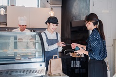 羽田空港お土産コーナー　焼き菓子専門店での接客販売