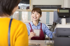 東京駅デパート　焼き菓子専門店での接客販売