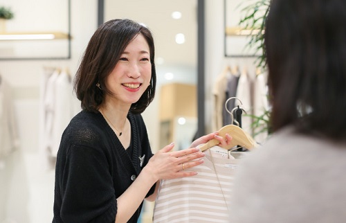 婦人アパレル販売 