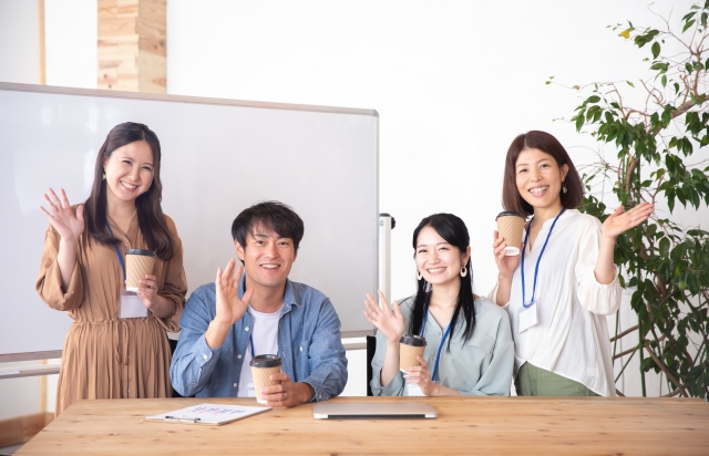 問い合わせ対応などの事務